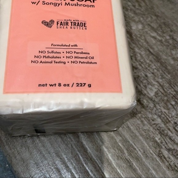 SheaMoisture's Coconut and Hibiscus Shea Butter bar soap cleanses, moisturizes - Picture 8 of 9